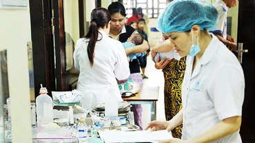 Các bệnh viện đang thiếu một số loại thuốc và trang thiết bị phục vụ khám, chữa bệnh. Ảnh: BẮC SƠN