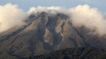 Núi lửa Bulusan ở thị trấn Irosin, tỉnh Sorsogon, miền đông Philippines. (Ảnh: Reuters)