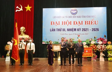 Chủ tịch Liên hiệp các tổ chức hữu nghị Việt Nam Nguyễn Phương Nga trao Huân chương Lao động hạng Ba tặng Liên hiệp các tổ chức hữu nghị tỉnh Vĩnh Phúc.