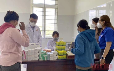 Cấp phát thuốc điều trị miễn phí cho phụ nữ địa phương.