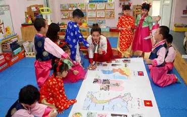 Một lớp mẫu giáo tại Hà Nội học về văn hóa Triều Tiên. (Ảnh TTXVN)
