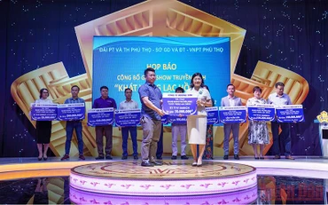 Ban Tổ chức tiếp nhận kinh phí ủng hộ chương trình "Khát vọng Lạc Hồng".