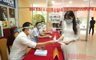 Cử tri là sinh viên tham gia bỏ phiếu tại khu vực bỏ phiếu thuộc quận Cầu Giấy, Hà Nội. Ảnh: DUY LINH