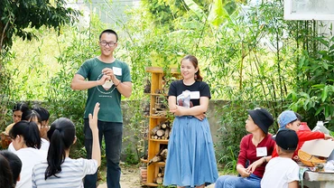 Thái Tuấn (trái) trong một hoạt động ngoại khóa cùng các bạn nhỏ.