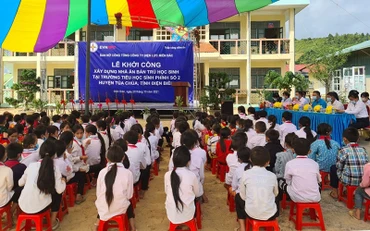 Đại diện Tổng Công ty Điện lực miền Bắc, Công ty Điện lực Điện Biên cùng chính quyền địa phương động thổ khởi công nhà ăn tặng học sinh bán trú.