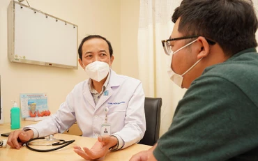 Bác sĩ tư vấn cho bệnh nhân béo phì. (Ảnh: M.T)
