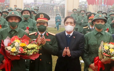 Thứ trưởng Quốc phòng Nguyễn Tân Cương và Bí thư Tỉnh ủy Phú Thọ Bùi Minh Châu tặng hoa động viên các thanh niên lên đường nhập ngũ.