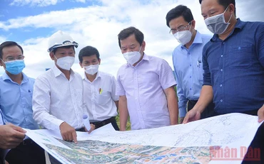 Chủ tịch UBND tỉnh Quảng Ngãi Đặng Văn Minh (thứ 3 từ phải sang) kiểm tra hiện trường dự án cầu Trà Khúc 3. 