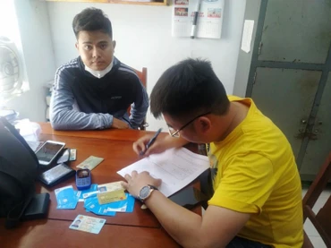 Đối tượng Nguyễn Bá Cường (áo xám) tại Cơ quan công an. (Ảnh: Công an cung cấp).