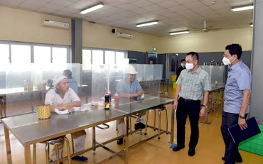 Kiểm tra việc phòng chống Covid-19 trong khu vực nhà ăn của một doanh nghiệp ở KCN Nam Cấm.