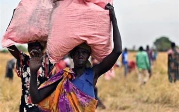 Người dân nhận lương thực cứu trợ tại Ayod (Nam Sudan), ngày 6/2/2020. (Ảnh: AFP/TTXVN)