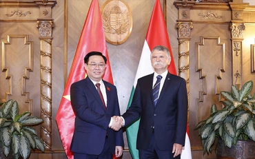 Chủ tịch Quốc hội Vương Đình Huệ và Chủ tịch Quốc hội Hungary László Kövér trước khi hội đàm. (Ảnh: TTXVN)