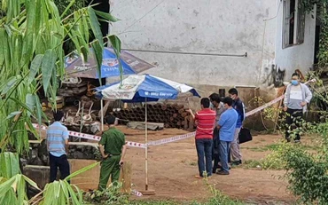 Lực lượng chức năng có mặt tại nhà ông Minh điều tra nguyên nhân gây ra vụ nổ. 