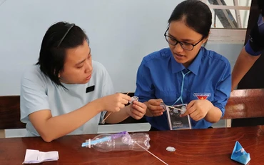Sinh viên Trường đại học Sư phạm Đà Nẵng dạy kỹ năng tại Trung tâm Bảo trợ NNCĐDC và trẻ em bất hạnh.