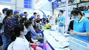 Khách tham quan hào hứng với các chương trình khuyến mãi tại VITM 2020.