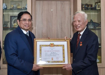 Thủ tướng Phạm Minh Chính trao Huy hiệu 60 năm tuổi Đảng tặng đồng chí Vũ Khoan. (Ảnh: NHẬT BẮC)