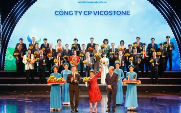 Lãnh đạo Công ty nhận biểu trưng Thương hiệu quốc gia 2020.