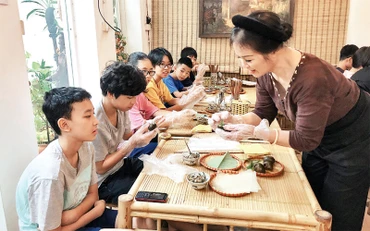 Bà Nguyễn Thị Hiền hướng dẫn thiếu nhi làm món bún ốc nguội.