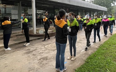 Kiểm tra thân nhiệt cho công nhân tại Công ty cổ phần Sản xuất hàng thể thao, Chi nhánh tỉnh Thái Bình.