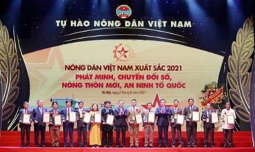 Đồng chí Vương Đình Huệ, Chủ tịch Quốc hội và đồng chí Lương Quốc Đoàn, Chủ tịch Hội Nông dân Việt Nam trao danh hiệu Nông dân Việt Nam xuất sắc cho nhóm nông dân thuộc lĩnh vực chuyển đổi số, xây dựng nông thôn mới và bảo vệ an ninh quốc phòng. (Ảnh: danviet.vn)