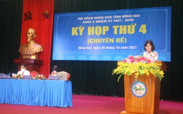 Đại diện UBND tỉnh Đồng Nai trình bày tờ trình quy định chính sách học phí học kỳ 1 năm học 2021 - 2022.