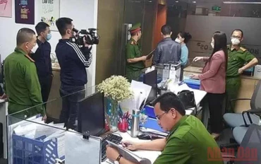 Lực lượng chức năng khám xét tại Tập đoàn FLC.