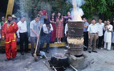 Các đại biểu, nghệ nhân nổi lửa, nấu đồng để đúc trống.