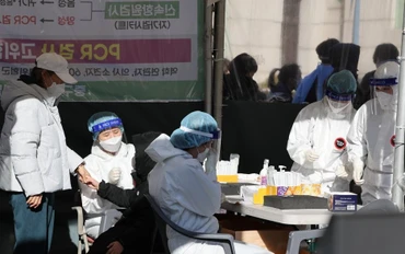 Các nhân viên y tế tại 1 điểm xét nghiệm nhanh kháng nguyên ở Ga Seoul, thủ đô Seoul, Hàn Quốc, ngày 06/3/2022. (Ảnh: Yonhap)
