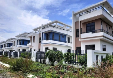 Những căn biệt thự xây dựng không phép đã cơ bản hoàn thành ở Dự án khu dân cư Tân Thịnh. 