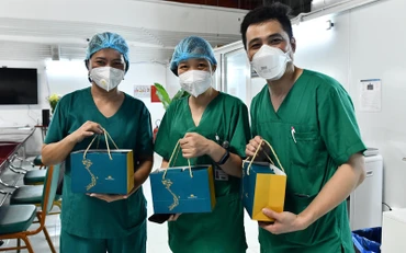 Quà tặng các y, bác sĩ tuyến đầu tại Bệnh viện dã chiến.