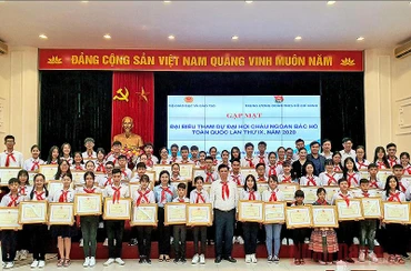 Bộ Giáo dục và Đào tạo trao Bằng khen tặng 63 "Cháu ngoan Bác Hồ"