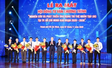 Đồng chí Nguyễn Thiện Nhân và các thành viên Hội đồng tư vấn ứng dụng AI tại TP Hồ Chí Minh.