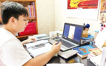Học sinh lớp 12 làm bài kiểm tra khảo sát. Ảnh: VIỆT CƯỜNG