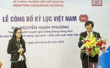 Tác giả Nguyễn Hạnh Phương (bên trái) tại sự kiện trao kỷ lục. (Ảnh nhân vật cung cấp)