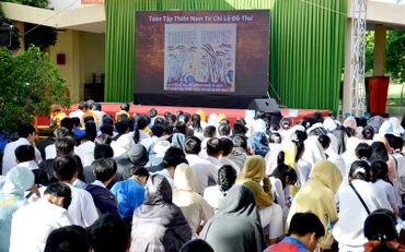 Trình chiếu video clip Triển lãm số “Hoàng Sa, Trường Sa của Việt Nam - Những bằng chứng lịch sử và pháp lý”.