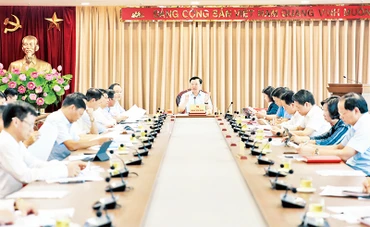 Bí thư Thành ủy Đinh Tiến Dũng phát biểu tại Hội nghị Thường trực Thành ủy Hà Nội cho ý kiến về Báo cáo triển khai Dự án đầu tư xây dựng đường vành đai 4 Vùng Thủ đô Hà Nội. (Ảnh Quang Thái)