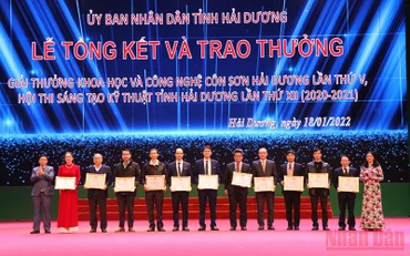 Trao giải thưởng “Khoa học và công nghệ Côn Sơn” cho những tác giả có công trình, giải pháp xuất sắc.
