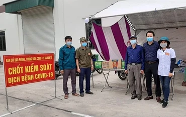 Chị Tình (áo trắng) tham gia trực chốt kiểm soát dịch Covid-19 ở huyện Tứ Kỳ