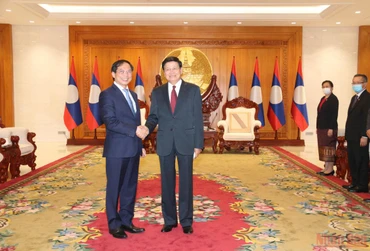 Tổng Bí thư, Chủ tịch nước Lào Thongloun Sisoulith (phải) tiếp Bộ trưởng Ngoại giao Bùi Thanh Sơn, chiều 28/4. (Ảnh: XUÂN SƠN)
