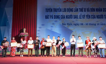 Trao chứng nhận hát Pá dung của người Dao và Lễ Kỳ yên của người Tày vào danh mục “Di sản văn hóa phi vật thể quốc gia”.