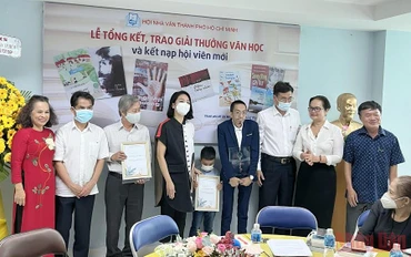 Trao giải Cống hiến cho đại diện gia đình nhà văn Lê Văn Nghĩa và nhà thơ Đoàn Vị Thượng.