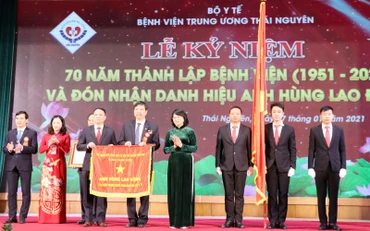 Phó Chủ tịch nước Đặng Thị Ngọc Thịnh trao danh hiệu cao quý cho Bệnh viện Trung ương Thái Nguyên.