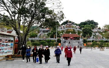 Du khách thập phương đến tham quan, chiêm bái đền Cửa Ông (Quảng Ninh).