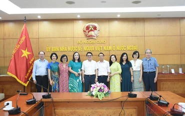 Lãnh đạo Ủy ban Nhà nước về người Việt Nam ở nước ngoài chụp ảnh cùng kiều bào. (Ảnh: Ủy ban Nhà nước về người Việt Nam ở nước ngoài)