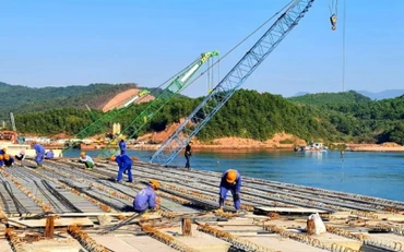 Thi công cầu Vân Tiên trên tuyến cao tốc Vân Đồn-Móng Cái.