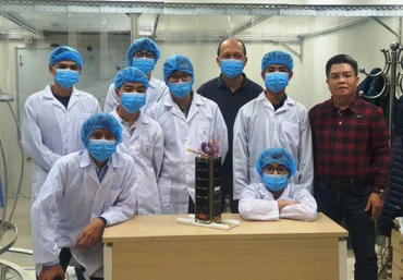 PGS, TS Phạm Anh Tuấn, Tổng Giám đốc Trung tâm Vũ trụ Việt Nam cùng các nhà khoa học phát triển vệ tinh NanoDragon.