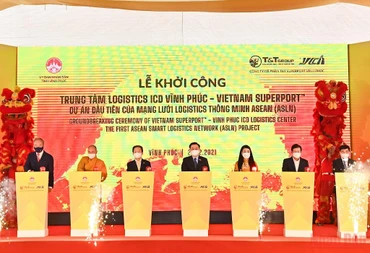 Chủ tịch Quốc hội Vương Đình Huệ cùng các đại biểu bấm nút khởi công dự án. (Ảnh: DUY LINH)