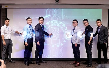 Đại diện Trung ương Đoàn Thanh niên Cộng sản Hồ Chí Minh, Thành đoàn Hà Nội và các đơn vị liên quan thực hiện nghi lễ phát động cuộc thi.