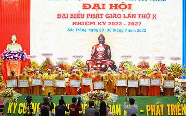 Trao Bằng tuyên dương Công đức cho các tập thể, cá nhân tỉnh Sóc Trăng có thành tích xuất sắc trong hoạt động từ thiện xã hội.
