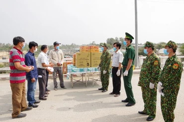 Buổi trao quà hỗ trợ Hội Khmer - Việt Nam tỉnh Prâyveng, Campuchia. (Ảnh: PHÚ QUÝ)